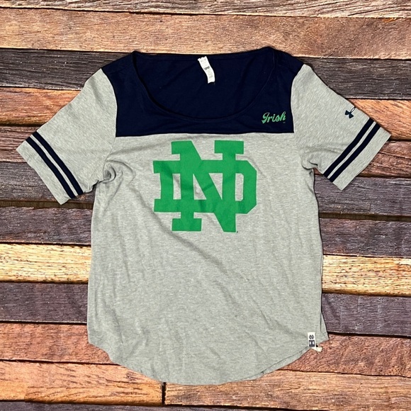 Notre Dame Fighting Irish Under Armour Heat Gear NCAA College Tshirt Womens - Picture 1 of 7